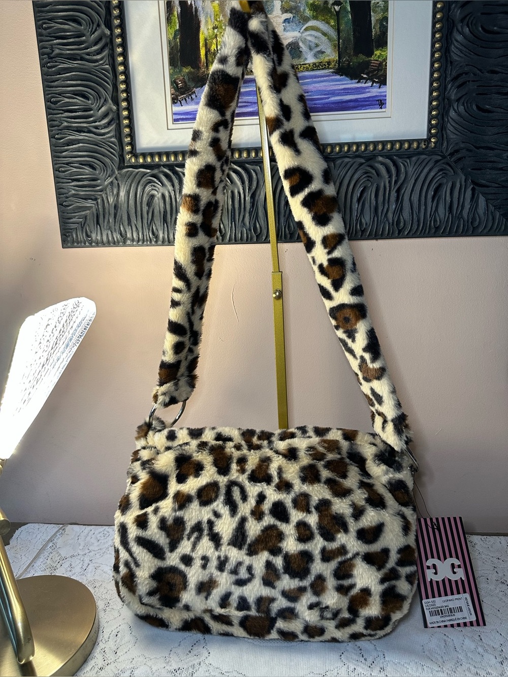 This Gilda Paris faux fur messenger bag features a bold leopard print pattern - Picture 9 of 9